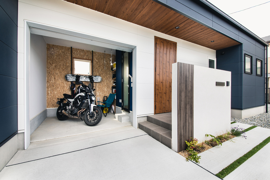 バイクガレージと中庭のある家