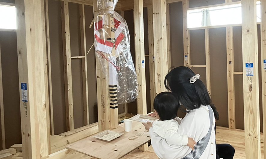 NO.4|開放的なリビングとくつろげるヌックのある家事ラクな家 新築工事「上棟おめでとうございます」