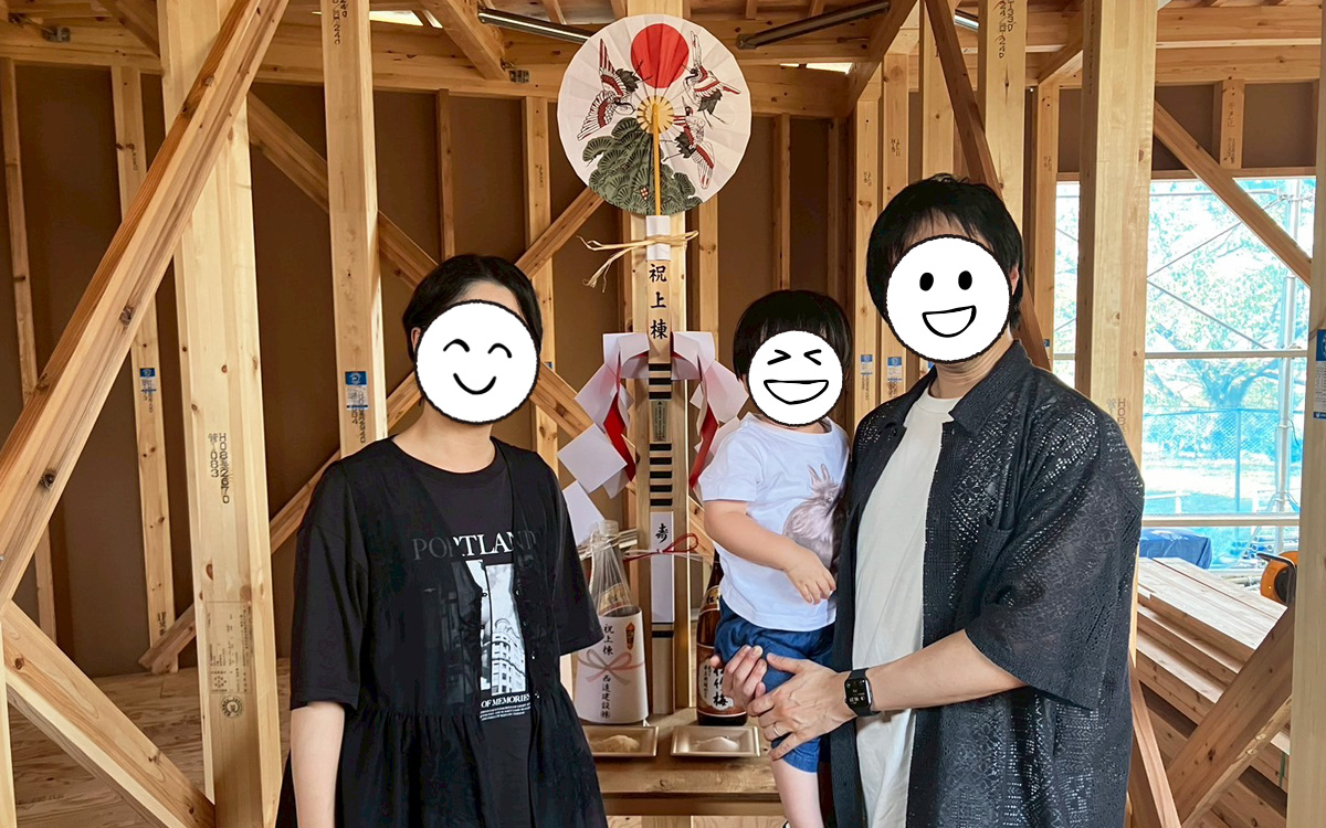柱に刻む ― ご家族の手形
