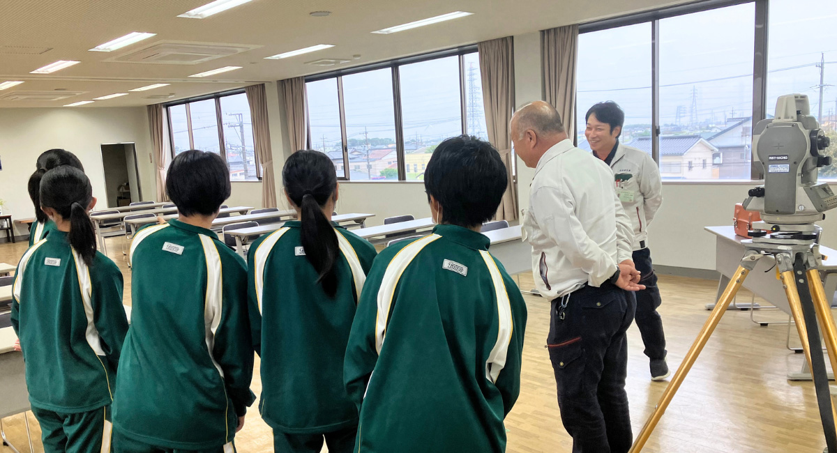 体験のようす|会社紹介・モデルハウス見学・測量体験・現場見学まで