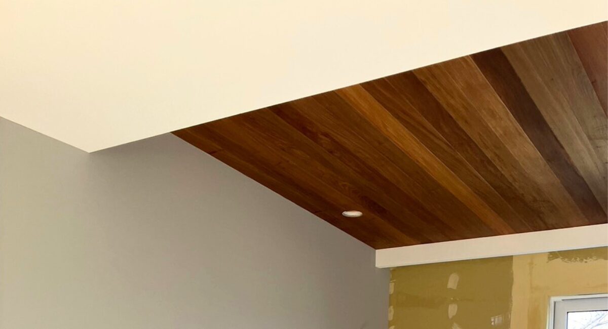 内部仕上げ ― クロス貼りが進み、暮らしの輪郭が見えてきた