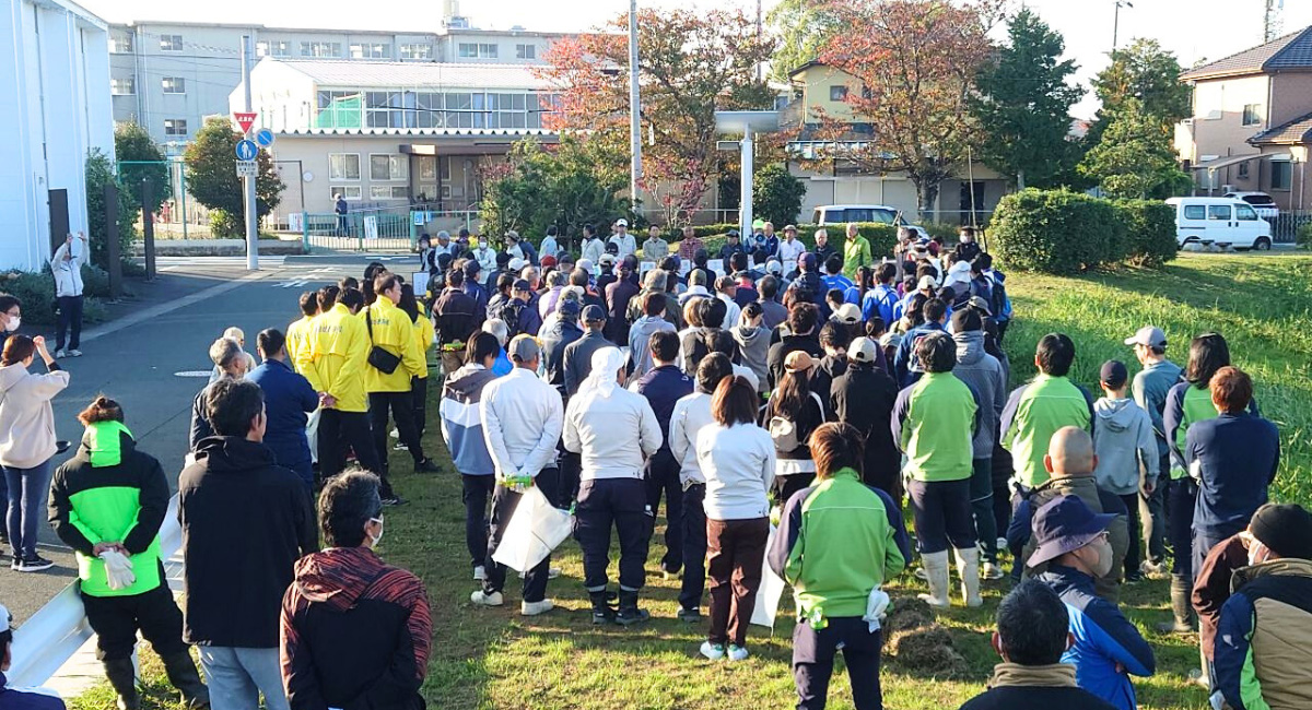 清掃活動の様子と地域との交流