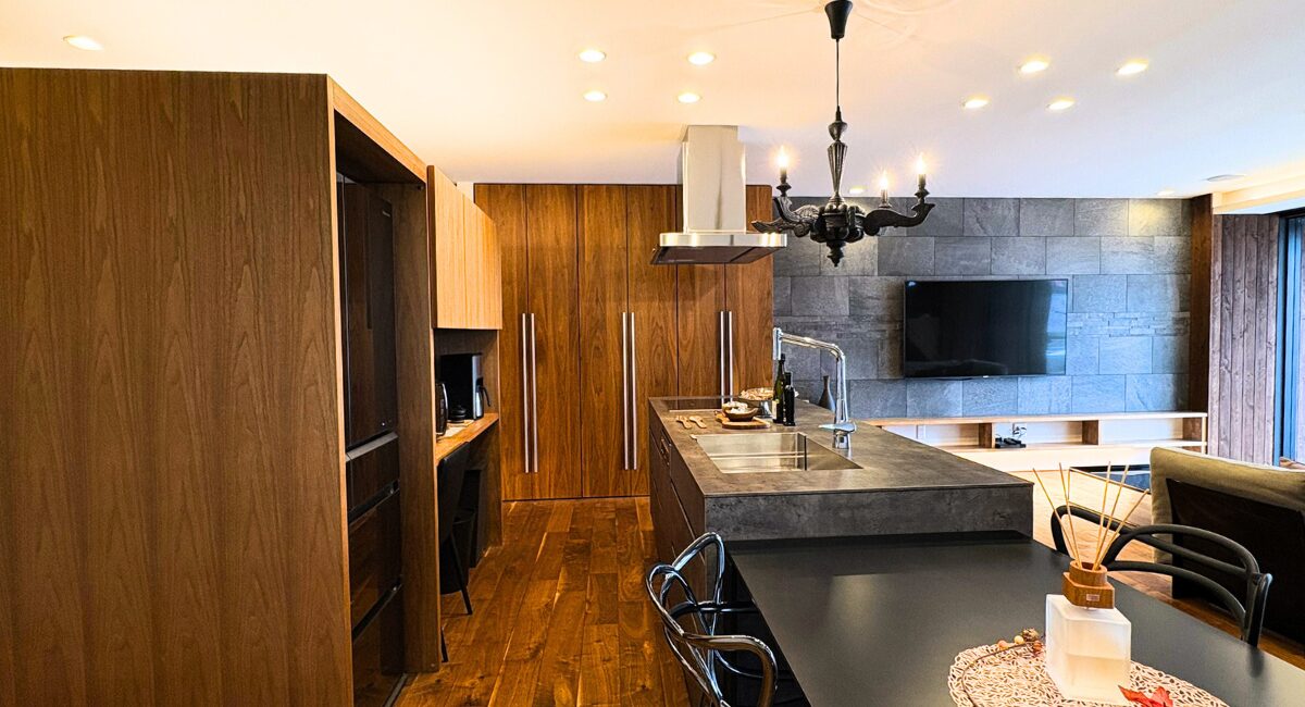 「脱・グレー」から始まる、2026年の大人ラグジュアリー