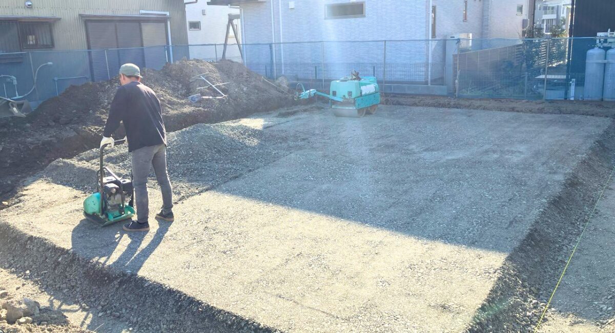 基礎工事スタート!土を掘り、強固な地盤をつくる「根切り・砕石敷き」