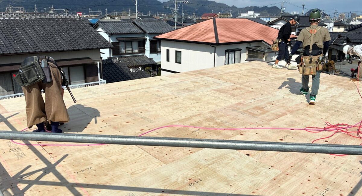 屋根の下地「野地板」施工