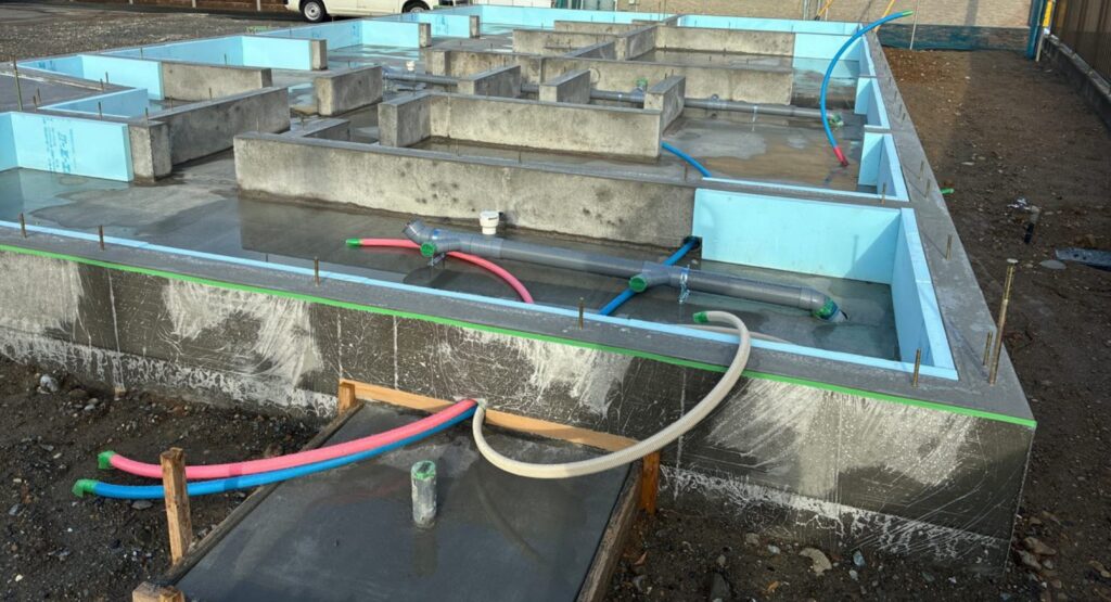 注文住宅の工程、給排水の配管を通す