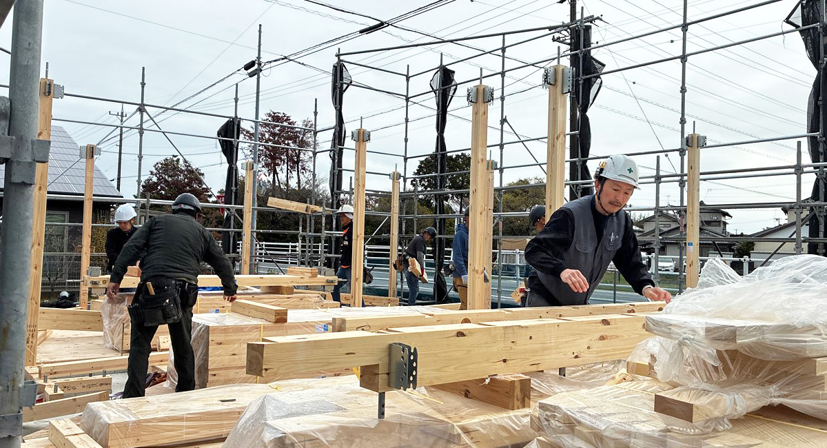 柱が立つ、その直前。現場に満ちる緊張感！