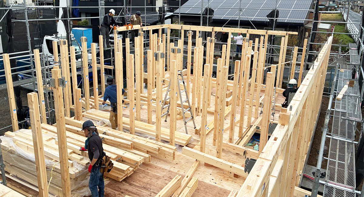 一気に立ち上がる柱たち。家の骨格が現れる瞬間