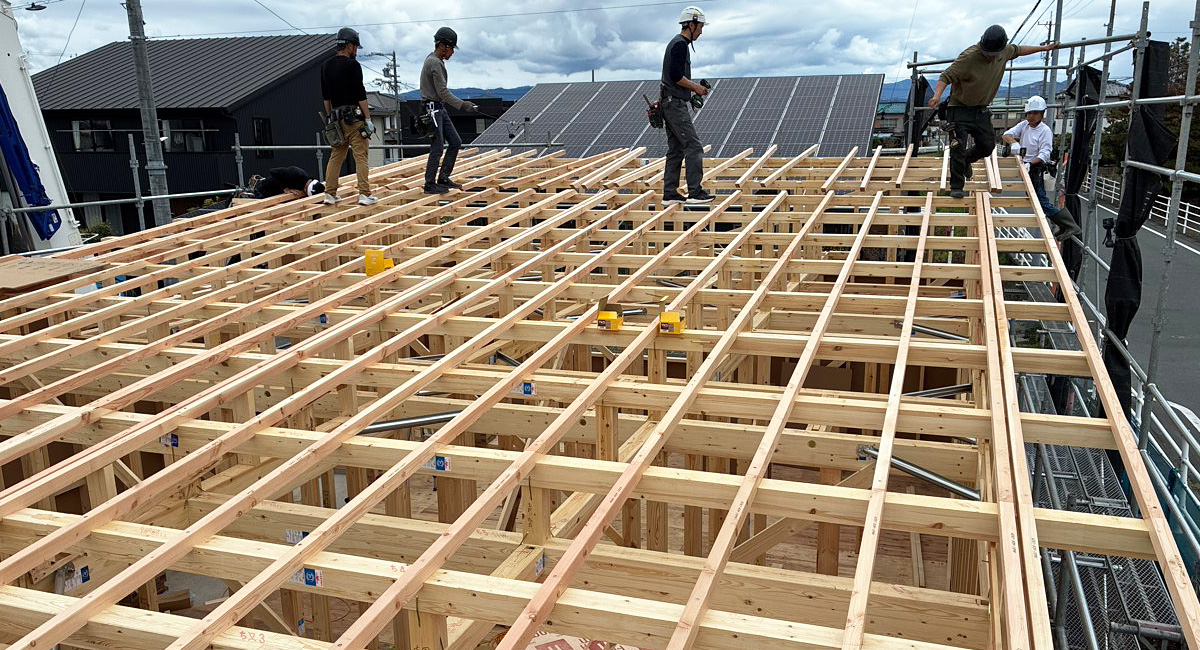 屋根の骨組みが広がる、平屋ならではの大空間！