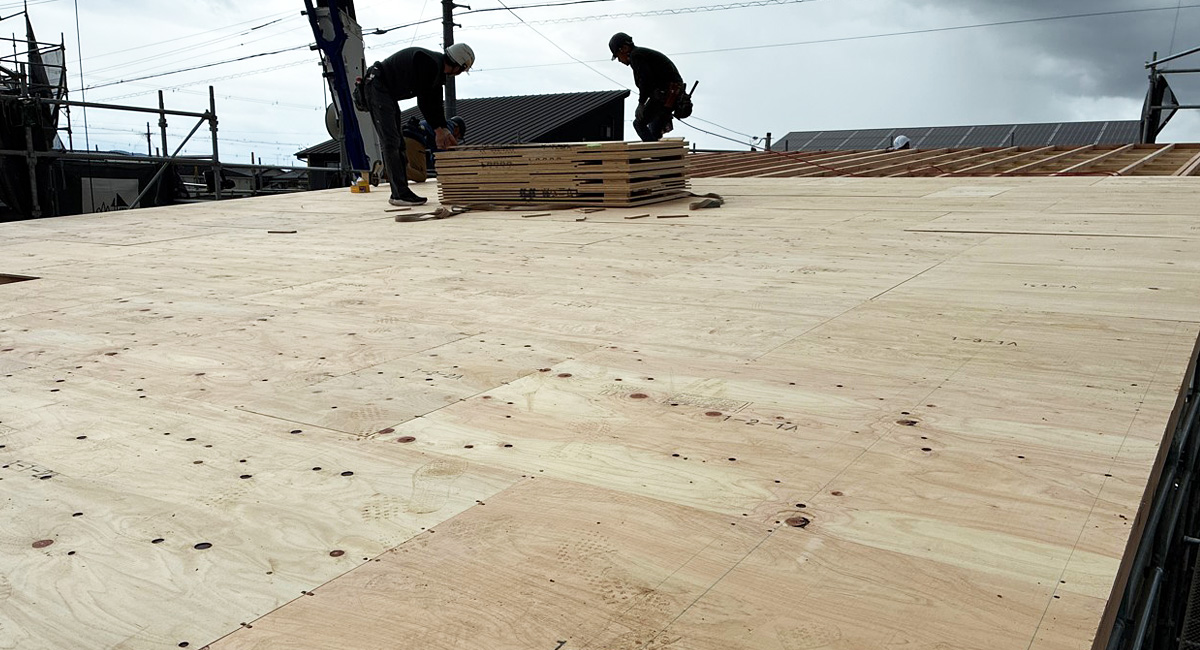 屋根の強度を支える「野地板」施工