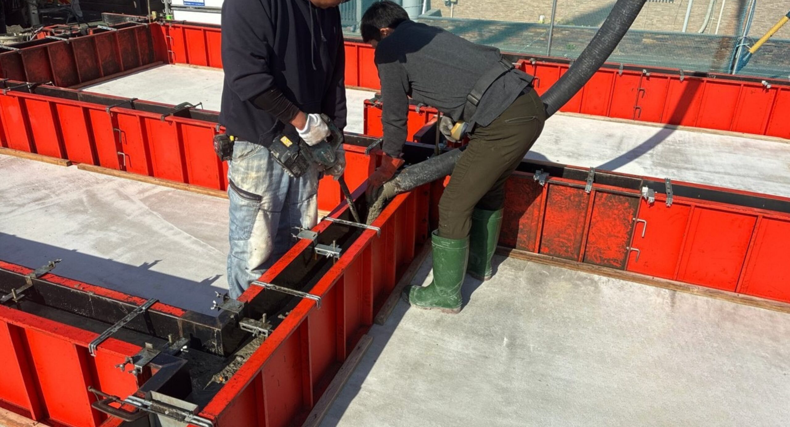 コンクリートを流し込み、しっかり固める工程